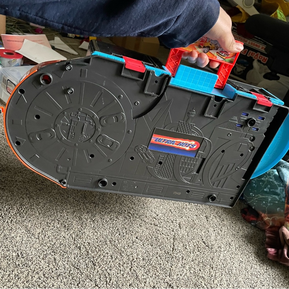 Hot Wheels travel play set